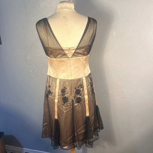 Classy Dress. Size 10 flowers are embroidered. - Picture 4 of 6